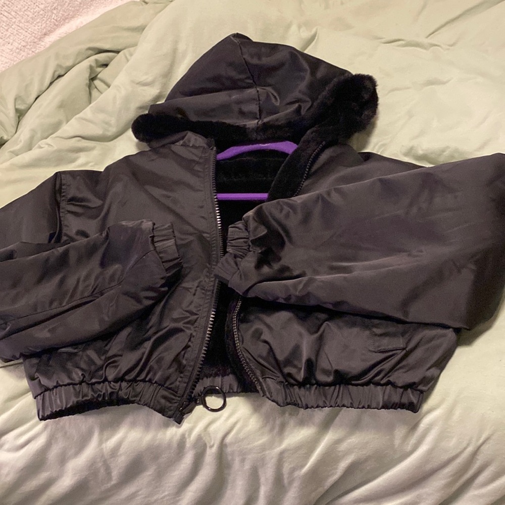 Cropped reversible black puffer jacket